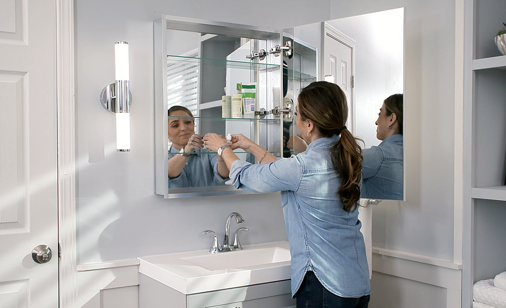 Medicine Cabinet Mirror Recessed Into the Wall: What to Know First